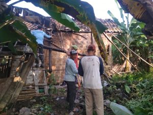 Warga Dusun 6 Lubuk Jukung Desa Negeri Pandan lakukan gotong royong bangun rumah Pak Ahmad, Sabtu 12/06/2021 