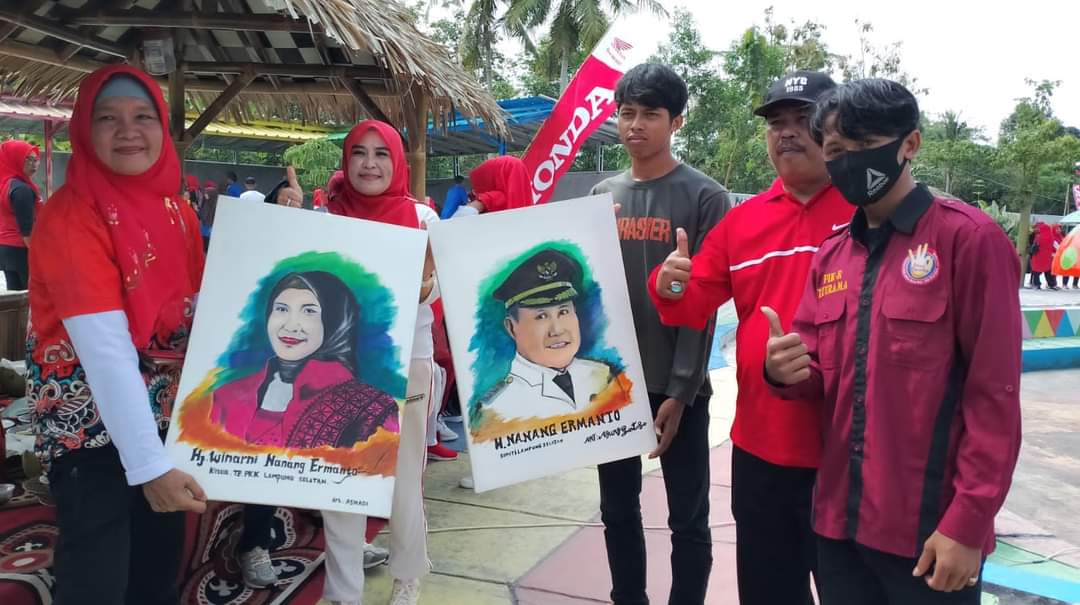 Dua Pemuda Asal Pematang Baru Serahkan Lukisan Kepada Winarni Nanang Ermanto