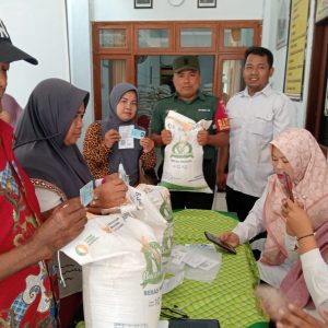 Babinsa Aktif Dampingi Kegiatan Penyaluran Bantuan Pangan Desa Masangan Bungah