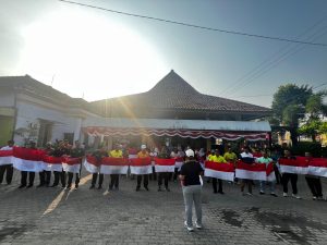 Koramil 0817/15 Bungah Ikuti Senam Bersama dan Pembentangan Bendera Merah Putih Sambut HUT Ke-80 Kemerdekaan RI