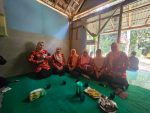 Ketua DWP Sekaligus Ketua TP PKK Kecamatan Tlogosari Mery Rian Hidayat Melakukan Kunjungan Sosial Terhadap Sepasang Bayi Kembar