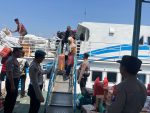 Enam Hari Terkendala Cuaca Buruk, Polsek Kawasan Pelabuhan Gresik Kawal Kedatangan 247 Penumpang KM E.B 6F dari Bawean