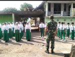 Bangun Generasi Tangguh, Babinsa Sememu Berikan Pelatihan PBB kepada Siswa MI Nurul Islam 1