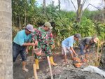 Dukung Produktivitas Petani, Babinsa Kalibendo Dampingi Pembangunan Plengsengan di Lahan Poktan Sumber Makmur