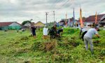 Bersama Warga Binaan, Babinsa Sumberwuluh Gotong Royong Pembersihan Lapangan