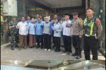 Anggota Polsek Bubutan Bersama Pawas Laksanakan Pengamanan Kunjungan Kerja Anggota DPR RI di SPPG Kawung Surabaya