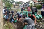 Gotong Royong Jaga Kebersihan, Babinsa Jarit Bersama Warga Bersihkan DAM Sungai Kaliwungu