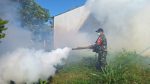 Lindungi Lingkungan Warga, Babinsa Jogotrunan Dampingi PSN dan Fogging