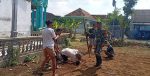 Manfaatkan Halaman Kosong, Babinsa Karanganom Bersama Pemuda Bangun Arena Voli Plastik