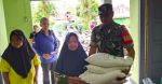 Pengawalan Babinsa dan Babinkamtibmas Tempursari, Upaya Jaga Kelancaran Penyaluran Bantuan Pangan bagi Warga