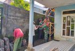 Komsos Sembari Gotong Royong, Babinsa Gucialit Bersama Warga Bantu Pembenahan Atap Rumah