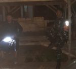 Malam Tak Menghalangi Pengabdian, Babinsa Buwek Bersama Kasun Pantau Keamanan Dusun Stasiun