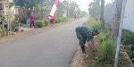 Kebersamaan Jadi Kekuatan, Babinsa dan Warga Sukosari Bersihkan Lingkungan Jalan