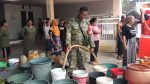 Ringankan Beban Warga di Tengah Kekeringan, Babinsa Wonocepokoayu Bantu Pendistribusian Air Bersih Bagi Warga