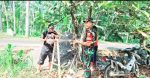Dari Kebersamaan untuk Kemudahan, Babinsa Papringan Dampingi Pembuatan Bekisting Jembatan