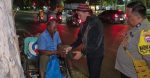 JUPE Malam hari, Polsek Gubeng Patroli Cegah Kriminalitas sembari Bagikan Sembako kepada Para Pejuang Rupiah