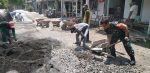 Kebersamaan Babinsa Jarit Kawal Pembangunan Jalan Rabat Beton, Dukung Infrastruktur Program Desa