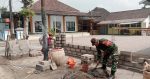 Dekat dengan Warga Binaan, Babinsa Wonosari Ikut Bergotong Royong Bangun Pagar Masjid
