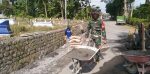 Kawal Program Desa, Babinsa Kloposawit Bantu Pembangunan Drainase Dusun Pancut