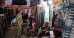 Jalin Kedekatan dengan Pedagang, Babinsa Mlawang Perkuat Komunikasi Sosial di Pasar Klakah