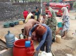 Peduli Kesulitan Warga, Babinsa Wonocempokoayu Bantu Distribusi Air Bersih di Senduro