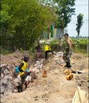 Demi Fasilitas Warga, Babinsa Tukum Bantu Masyarakat Bangun Pagar Lapangan Desa