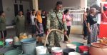 Atasi Kekeringan, Babinsa Wonocempokoayu Bersama Pemerintah Desa Salurkan Air Bersih untuk Warga