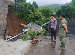TNI-Polri Bersama Masyarakat Gotong Royong Tangani Dampak Longsor di Tamanayu